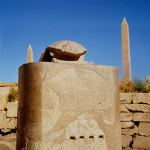 تمثال الجعران المقدس في معبد آمون ، أقامه أمنحتب الثالث ومكرس لإله الشمس أتوم خيبر ، المملكة الحديثة